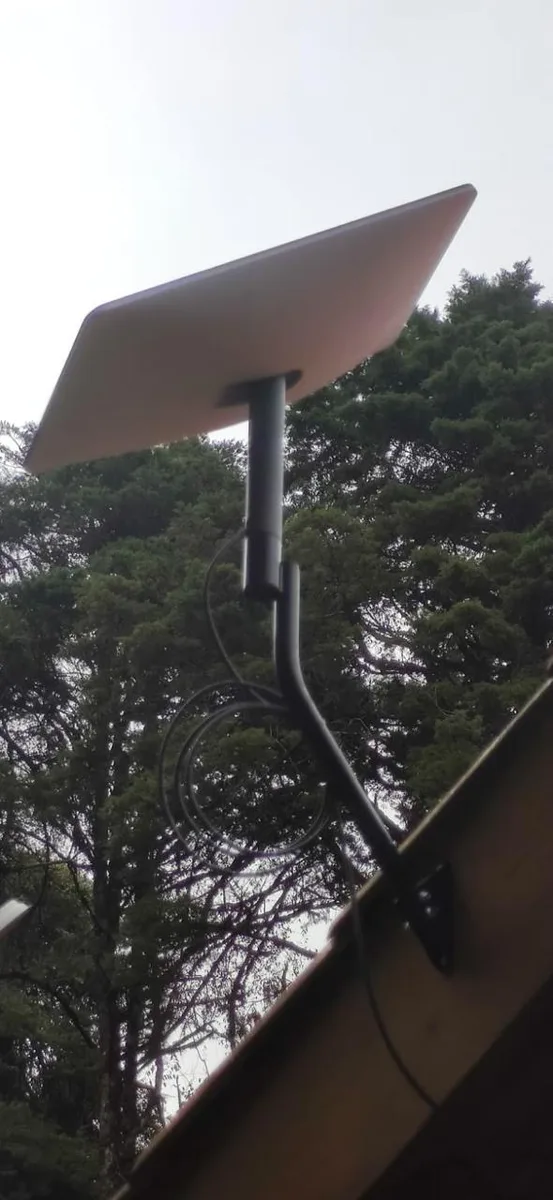 Vista inferior de uma antena Starlink instalada