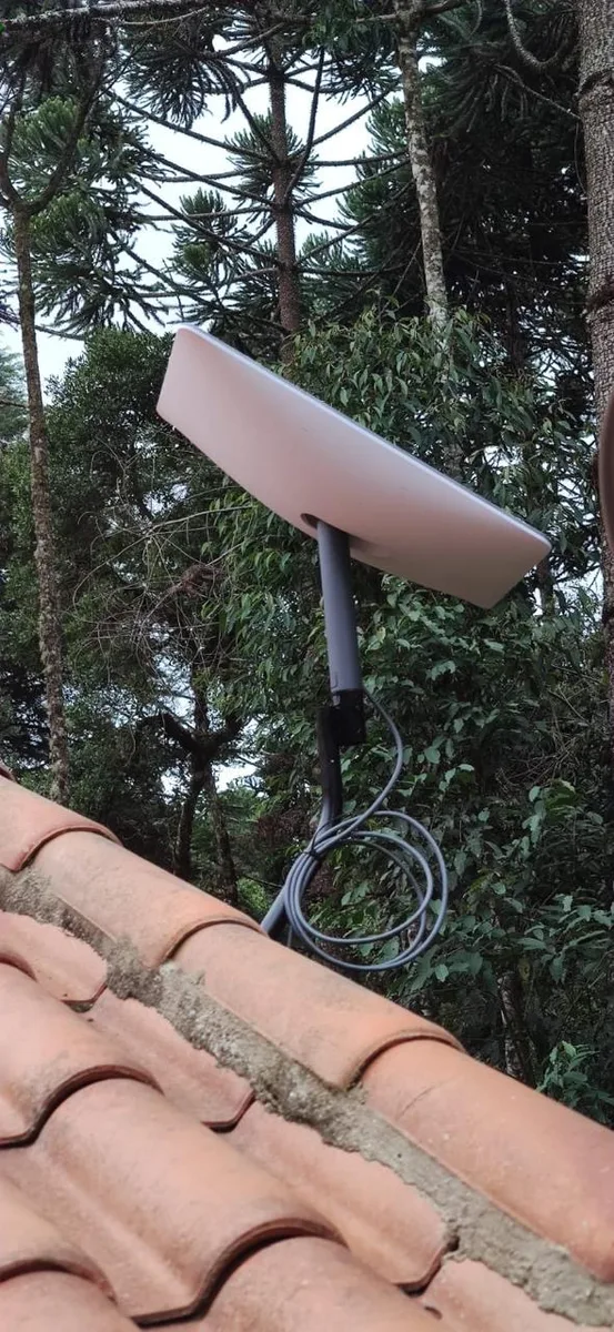 Antena Starlink instalada em telhado de propriedade rural